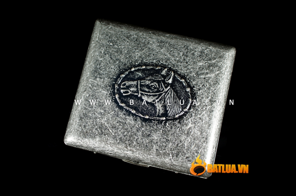 Hộp đựng thuốc teampistol chất liệu kim loại mầu xắm có hình đầu ngựa khắc nổi ( loại 20 điếu )