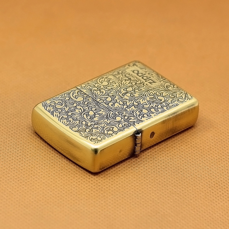 Zippo Chính Hãng Đồng Khắc Hoa Văn Arabesque Mặt Trước