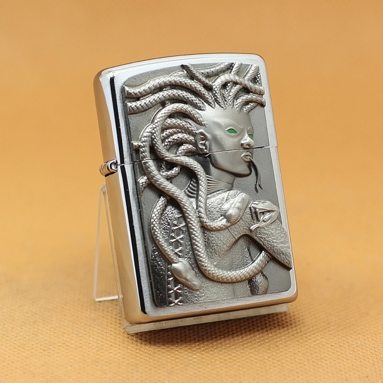 Zippo Chính Hãng Phiên Bản Châu Âu Vỏ Đúc Hình Medusa