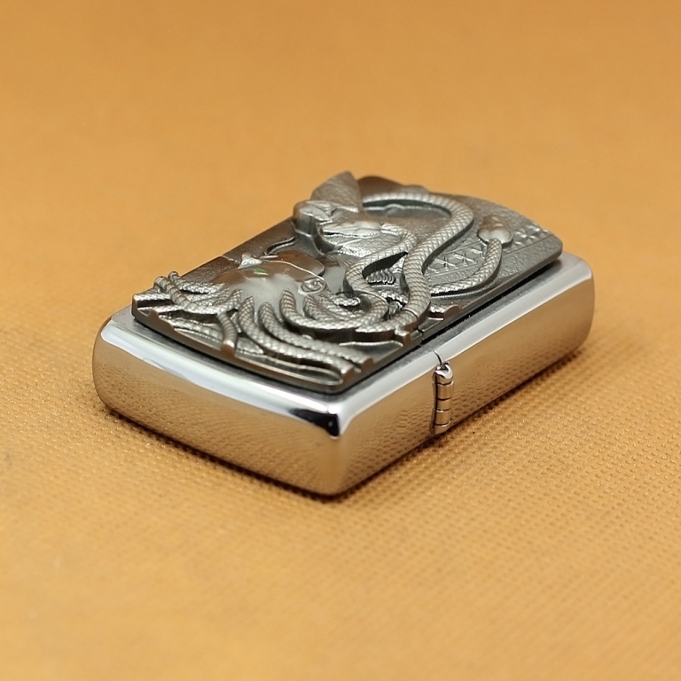 Zippo Chính Hãng Phiên Bản Châu Âu Vỏ Đúc Hình Medusa