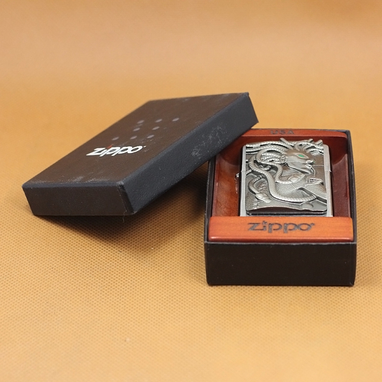 Zippo Chính Hãng Phiên Bản Châu Âu Vỏ Đúc Hình Medusa