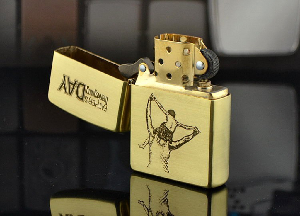 Zippo Chính Hãng Đồng Bóng Khắc Hình Người Cha Cõng Con Trai