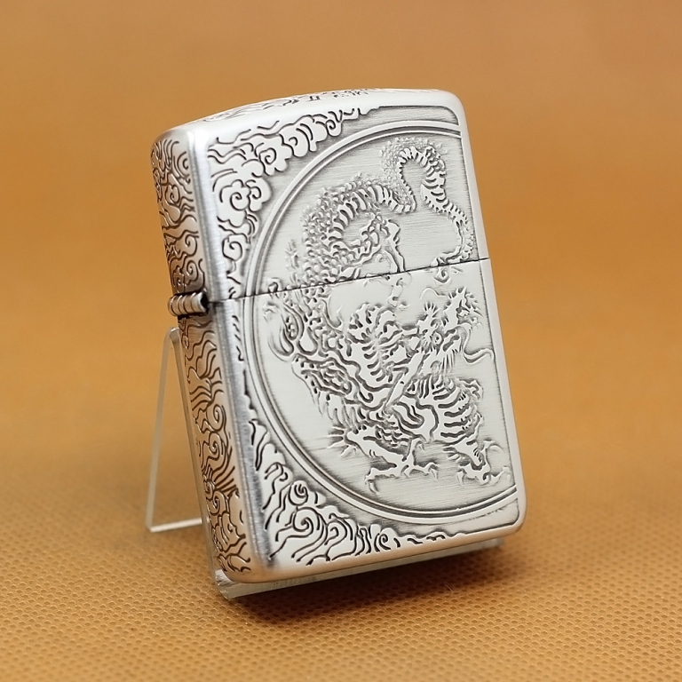 Zippo Chính Hãng Màu Bạc Khắc Họa Tiết Rồng Vân Xung Quanh