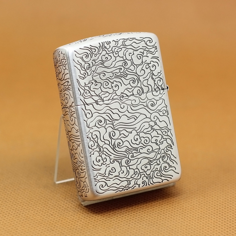 Zippo Chính Hãng Màu Bạc Khắc Họa Tiết Rồng Vân Xung Quanh