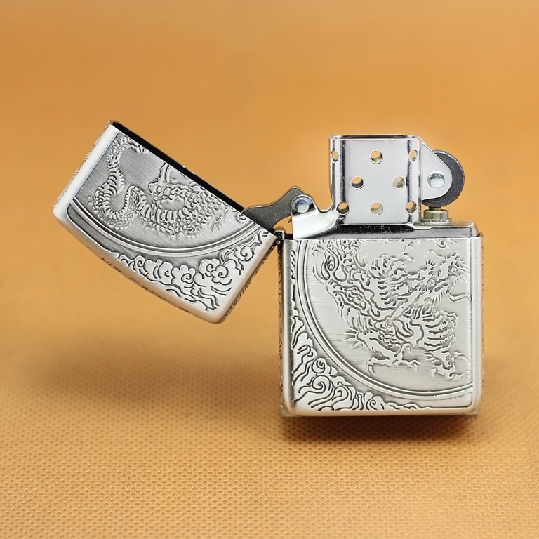 Zippo Chính Hãng Màu Bạc Khắc Họa Tiết Rồng Vân Xung Quanh