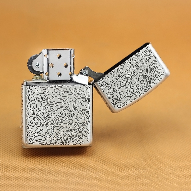 Zippo Chính Hãng Màu Bạc Khắc Họa Tiết Rồng Vân Xung Quanh