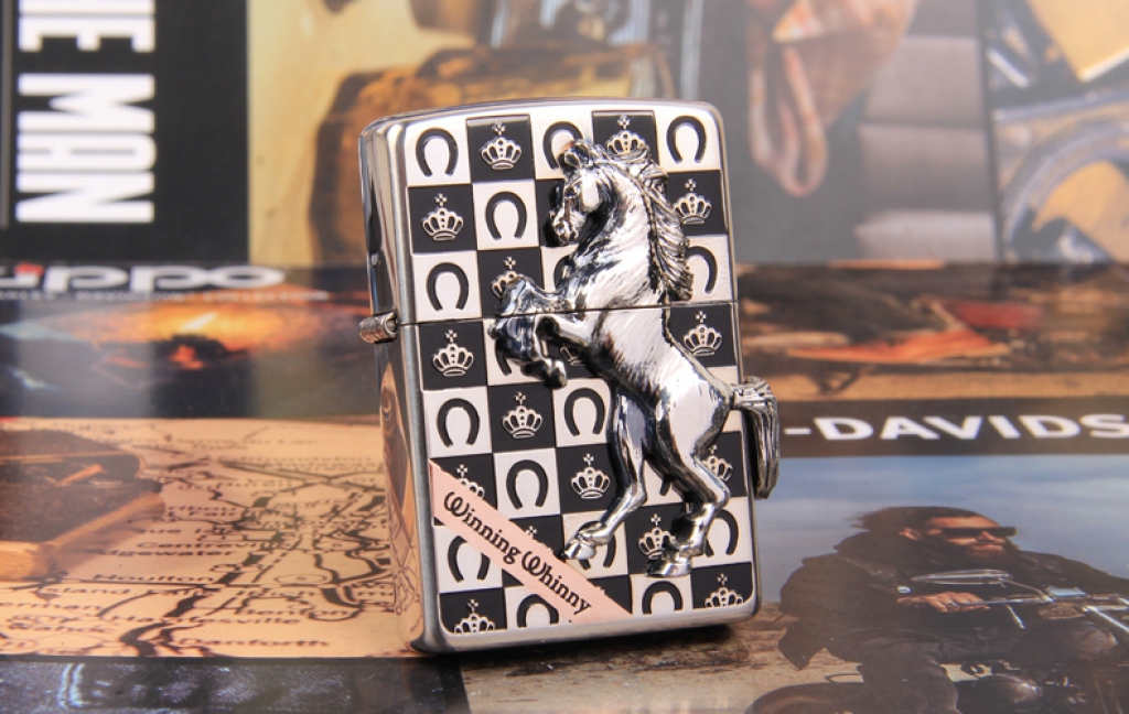 Zippo Chính Hãng Bạc Hình Ngựa Nổi Cùng Hoa Văn Móng