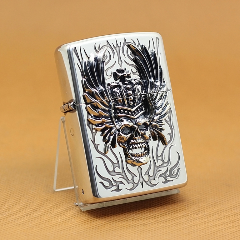 Zippo Chính Hãng Màu Bạc Đúc Đầu Lâu Đội Vương Miện Có Cánh mặt trước