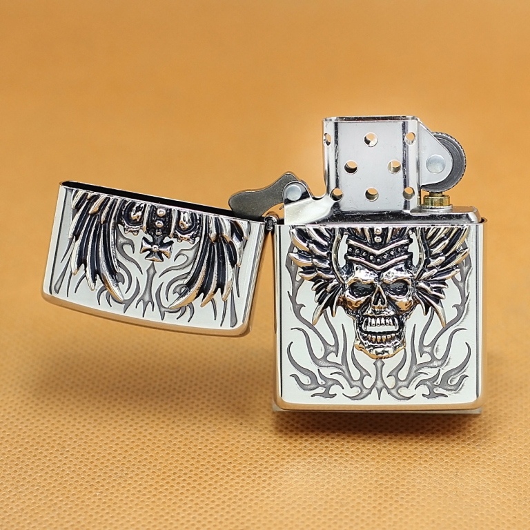 Zippo Chính Hãng Màu Bạc Đúc Đầu Lâu Đội Vương Miện Có Cánh mặt trước