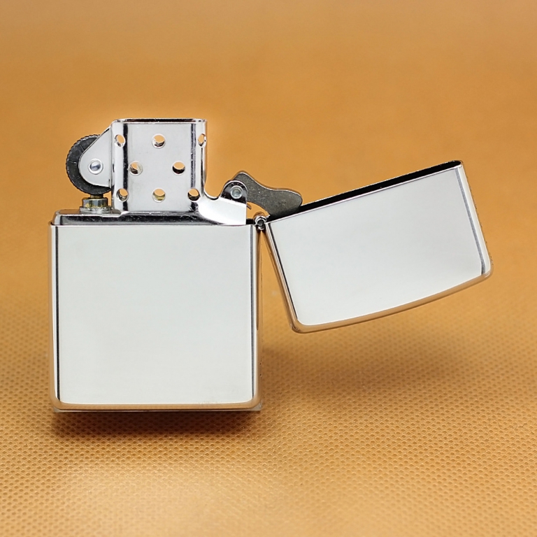 Zippo Chính Hãng Màu Bạc Đúc Đầu Lâu Đội Vương Miện Có Cánh mặt trước