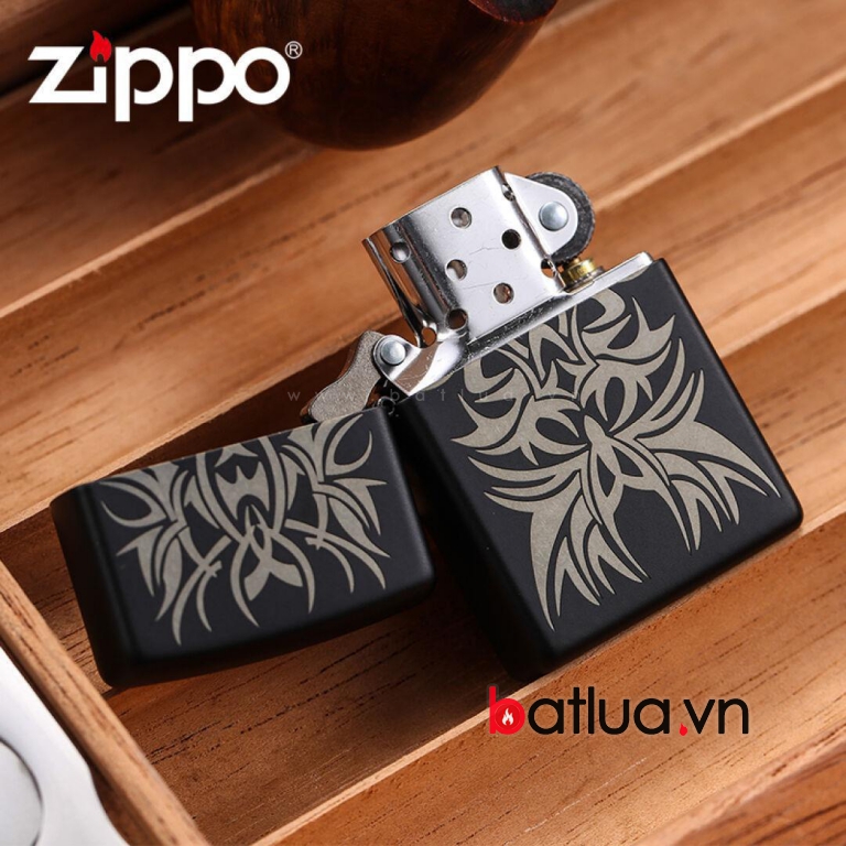 Bật lửa Zippo sơn đen in hình xăm