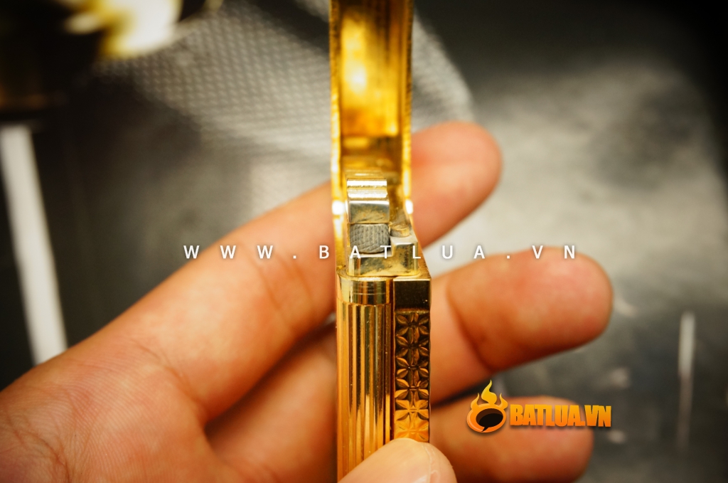 Bật Lửa S.T.Dupont khắc hình bông hoa chìm Mẫu 84
