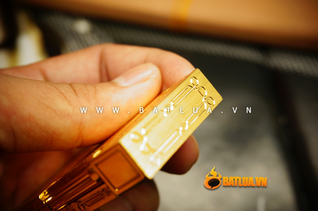 Bật Lửa S.T.Dupont chữ Dupont hoa lá khắc chìm Mẫu 90
