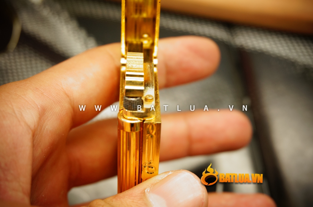Bật Lửa S.T.Dupont chữ Dupont hoa lá khắc chìm Mẫu 90