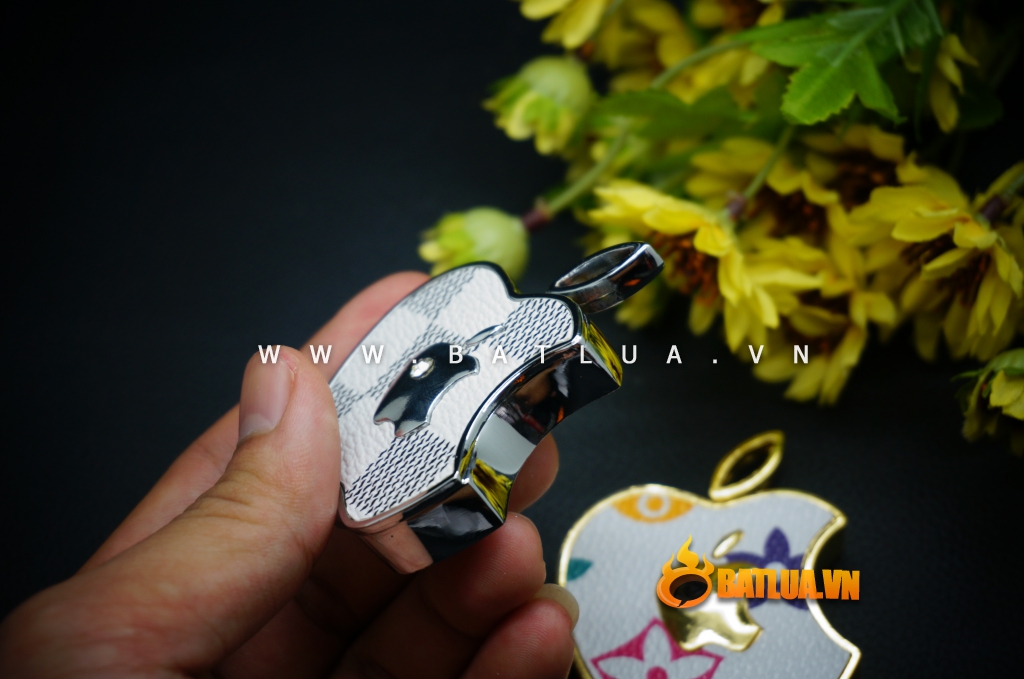 Bật lửa sạc USB hình Apple lồng Apple có đính đá MS66 075