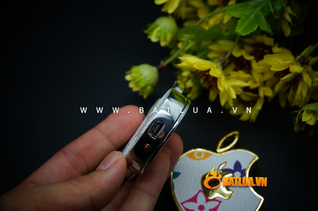 Bật lửa sạc USB hình Apple lồng Apple có đính đá MS66 075