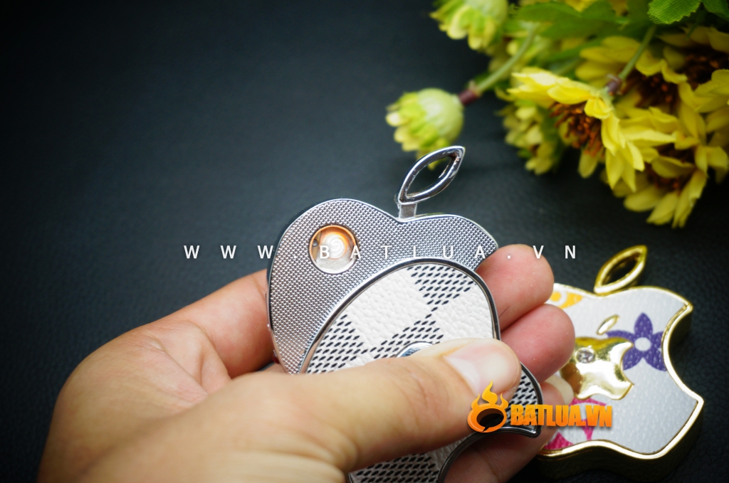 Bật lửa sạc USB hình Apple lồng Apple có đính đá MS66 075
