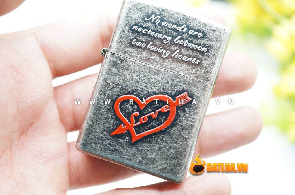 Bật lửa Zippo khắc trái tim tình yêu