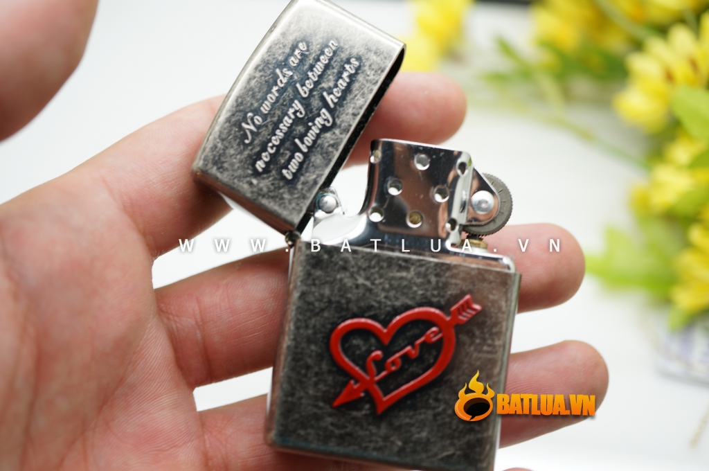 Bật lửa Zippo khắc trái tim tình yêu