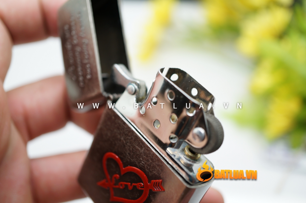 Bật lửa Zippo khắc trái tim tình yêu