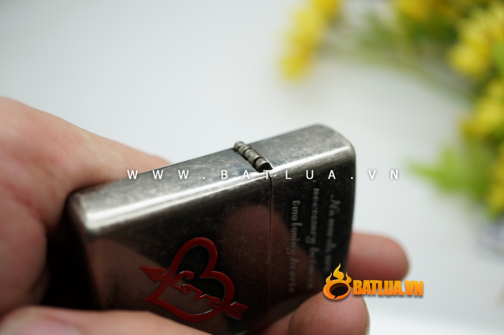 Bật lửa Zippo khắc trái tim tình yêu