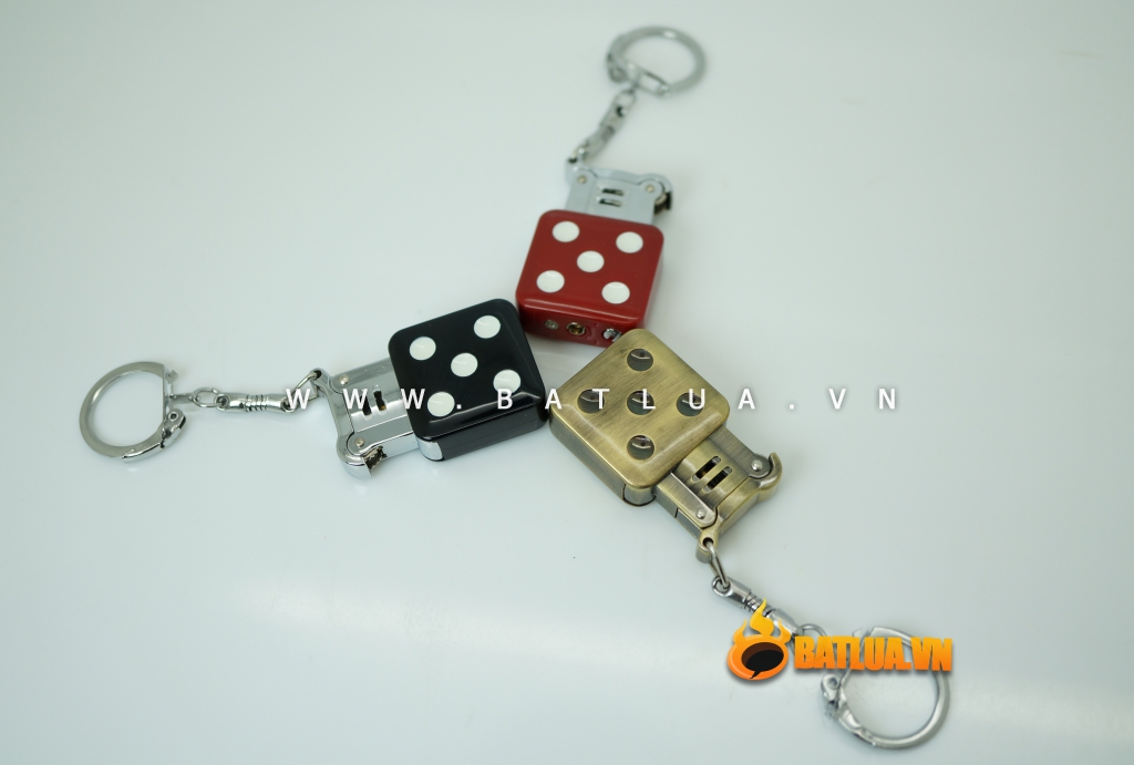 Bật lửa móc khoá  xe hình quân xúc sắc AM258