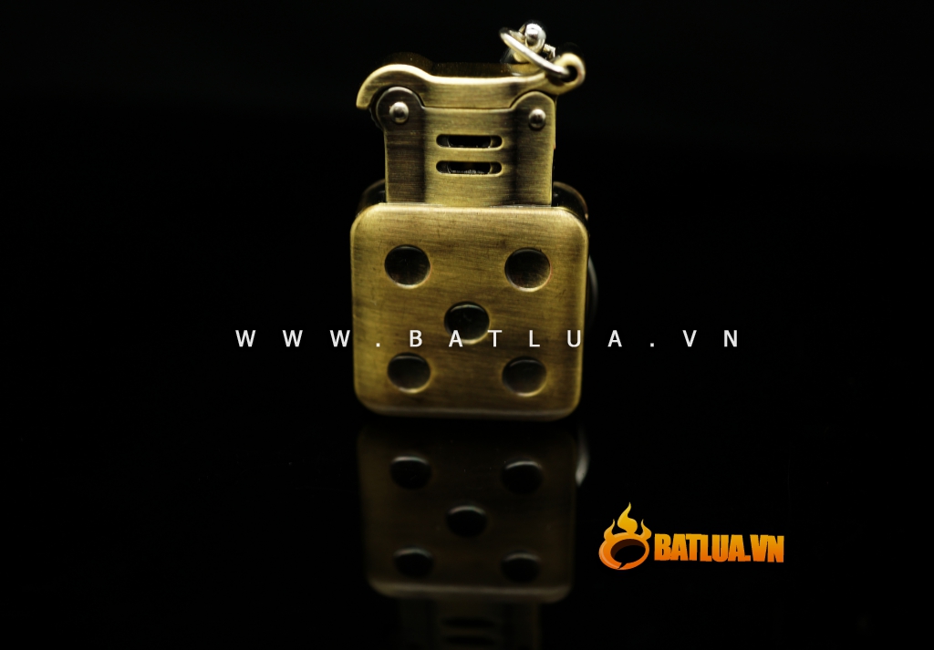 Bật lửa móc khoá  xe hình quân xúc sắc AM258