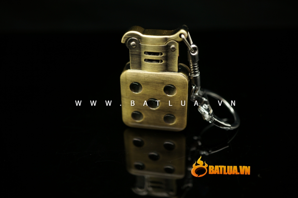 Bật lửa móc khoá  xe hình quân xúc sắc AM258