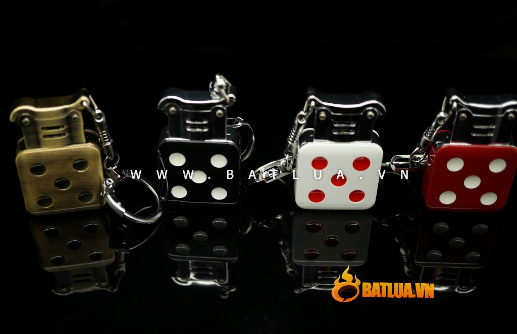 Bật lửa móc khoá  xe hình quân xúc sắc AM258