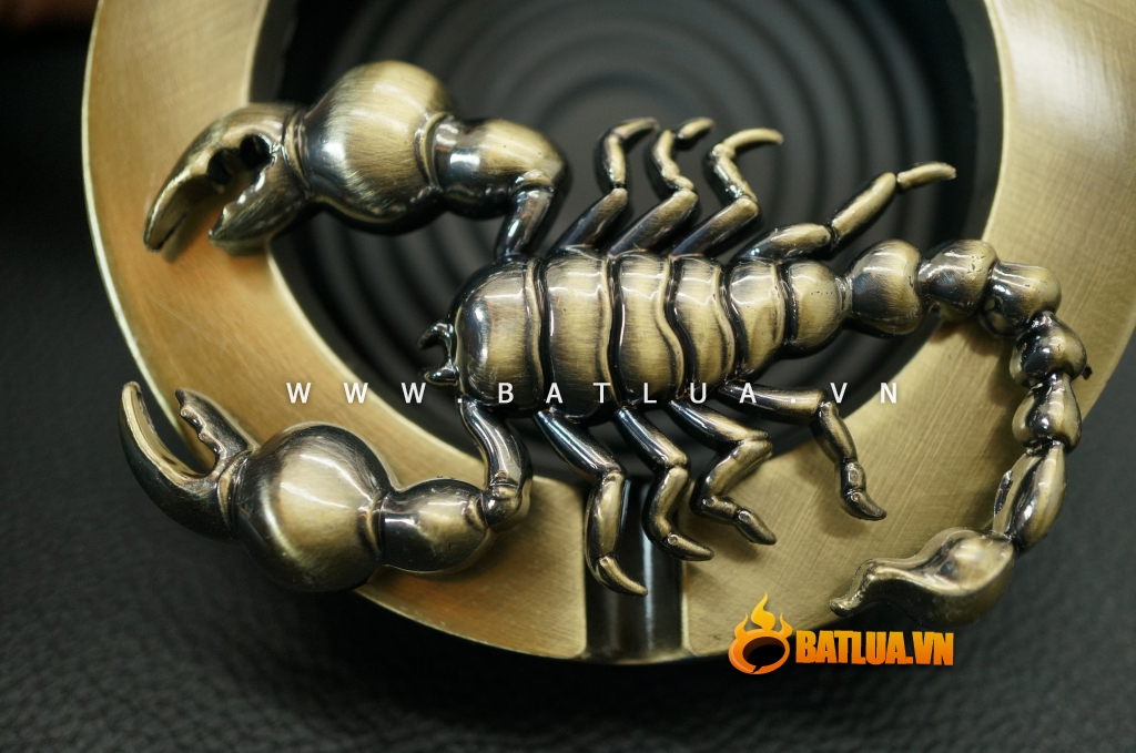 Gạt tàn thuốc nắp đậy khắc hình con bọ cạp độc đáo sắc nét