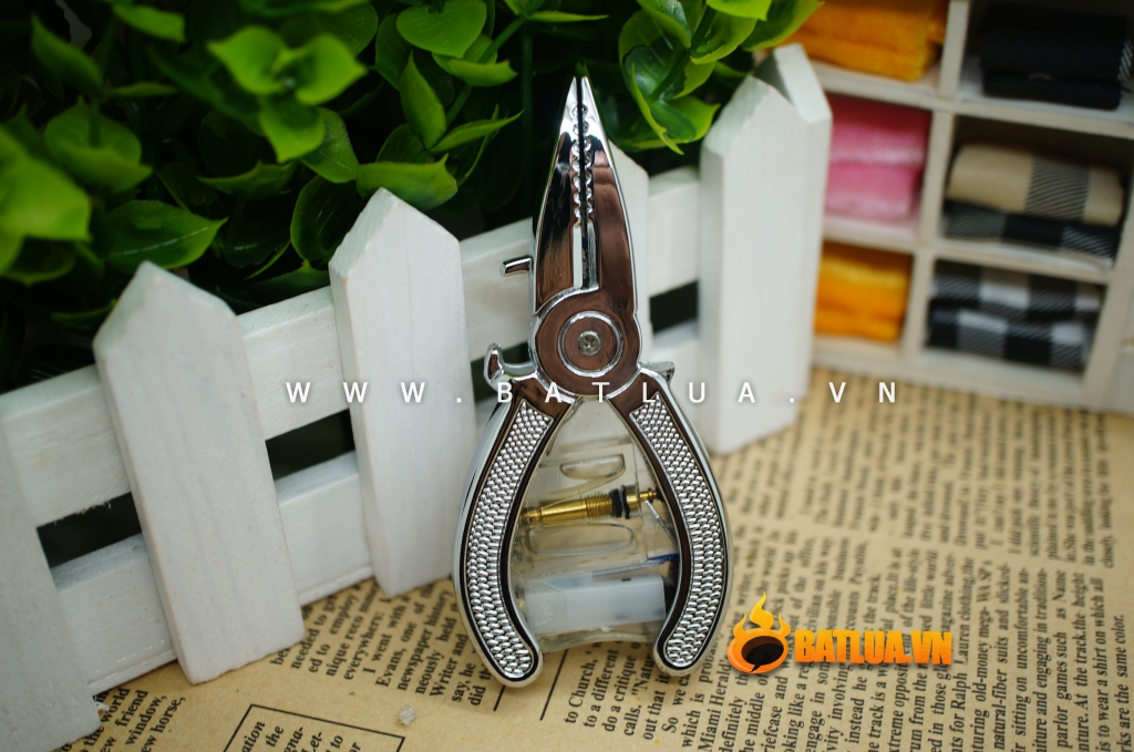 Bật lửa kiểu dáng hình chiếc kìm kiêm khui bia sành điệu