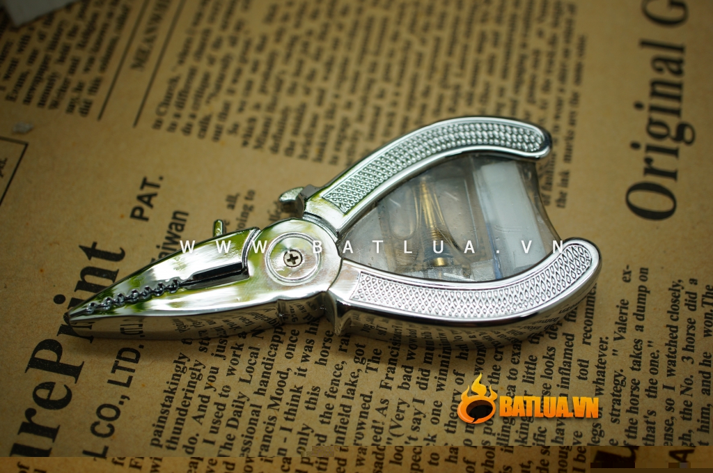 Bật lửa kiểu dáng hình chiếc kìm kiêm khui bia sành điệu