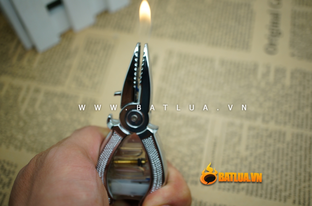 Bật lửa kiểu dáng hình chiếc kìm kiêm khui bia sành điệu