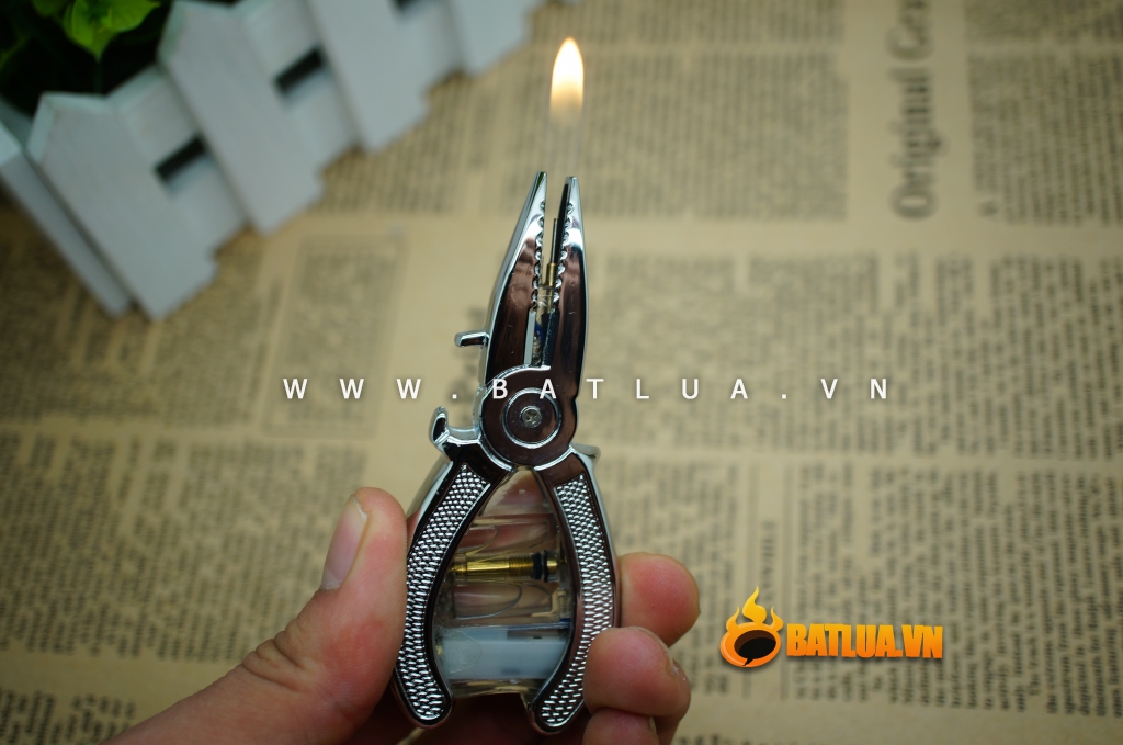 Bật lửa kiểu dáng hình chiếc kìm kiêm khui bia sành điệu