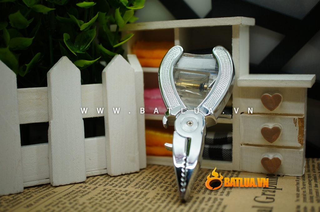 Bật lửa kiểu dáng hình chiếc kìm kiêm khui bia sành điệu
