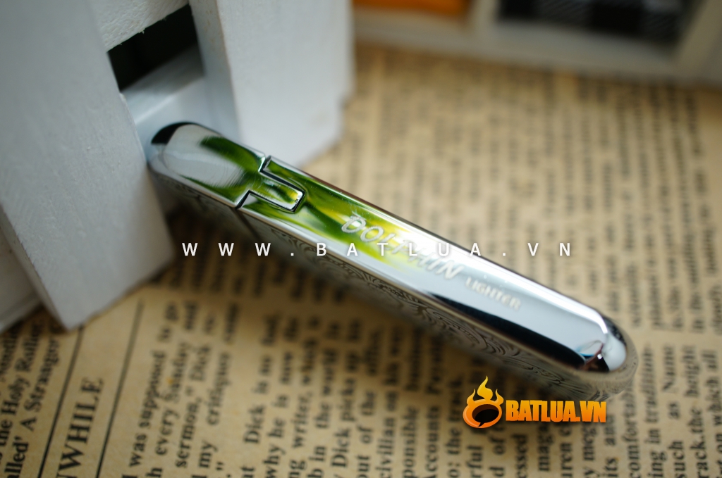 Bật lửa Dolphin siêu mỏng khắc hình hoa văn sắc nét