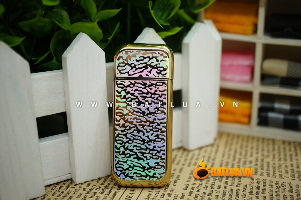 Bật lửa Dolphin siêu mỏng khắc hình hoa văn sắc nét