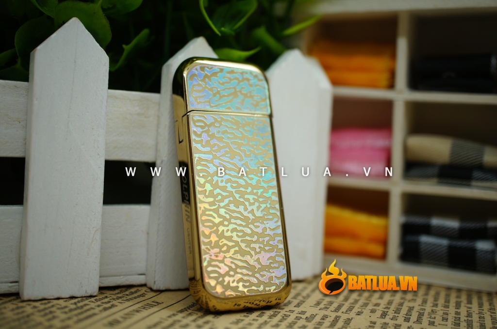 Bật lửa Dolphin siêu mỏng khắc hình hoa văn sắc nét