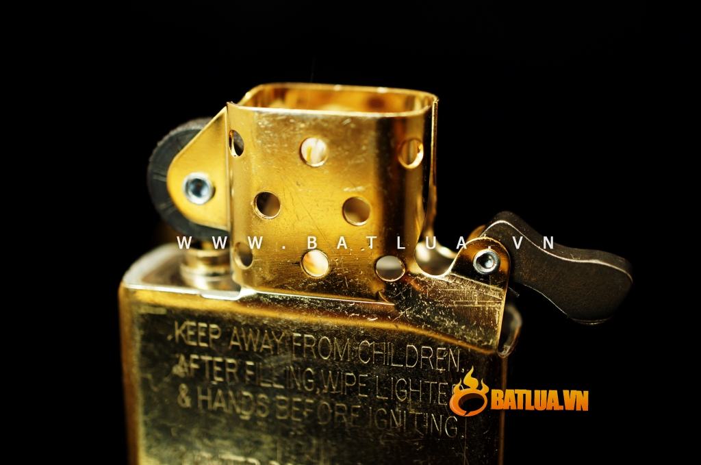 Zippo thuyền ngoài khơi khắc xung quanh