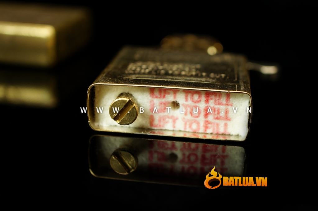 Zippo thuyền ngoài khơi khắc xung quanh