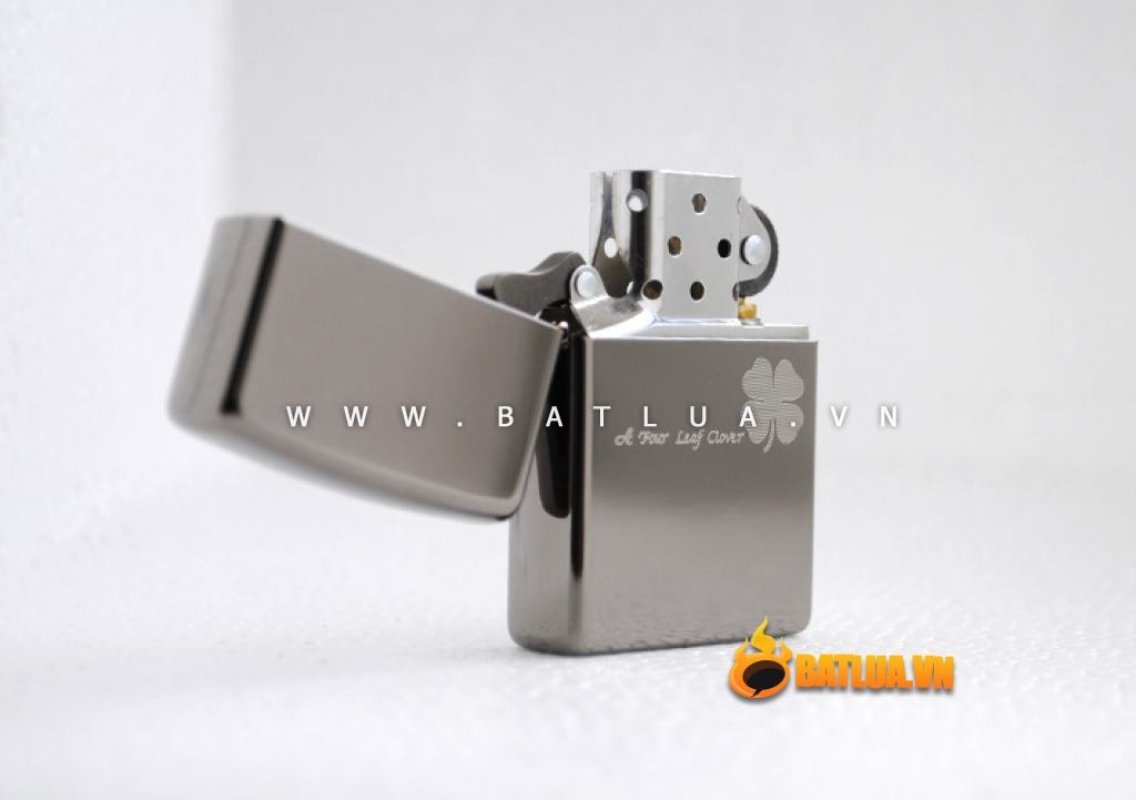 Bật lửa Zippo trơn đen xám in hình cỏ bốn lá măn máy