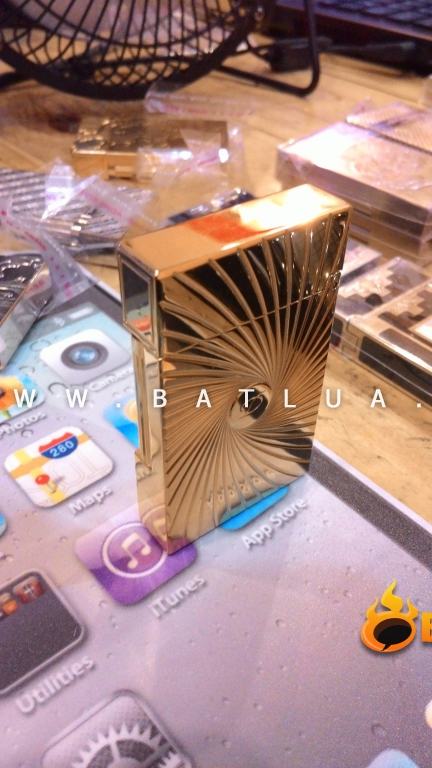 Bật Lửa S.T.Dupont vân xoáy độc đáo có in logo Dupont ở giữa - mẫu 136