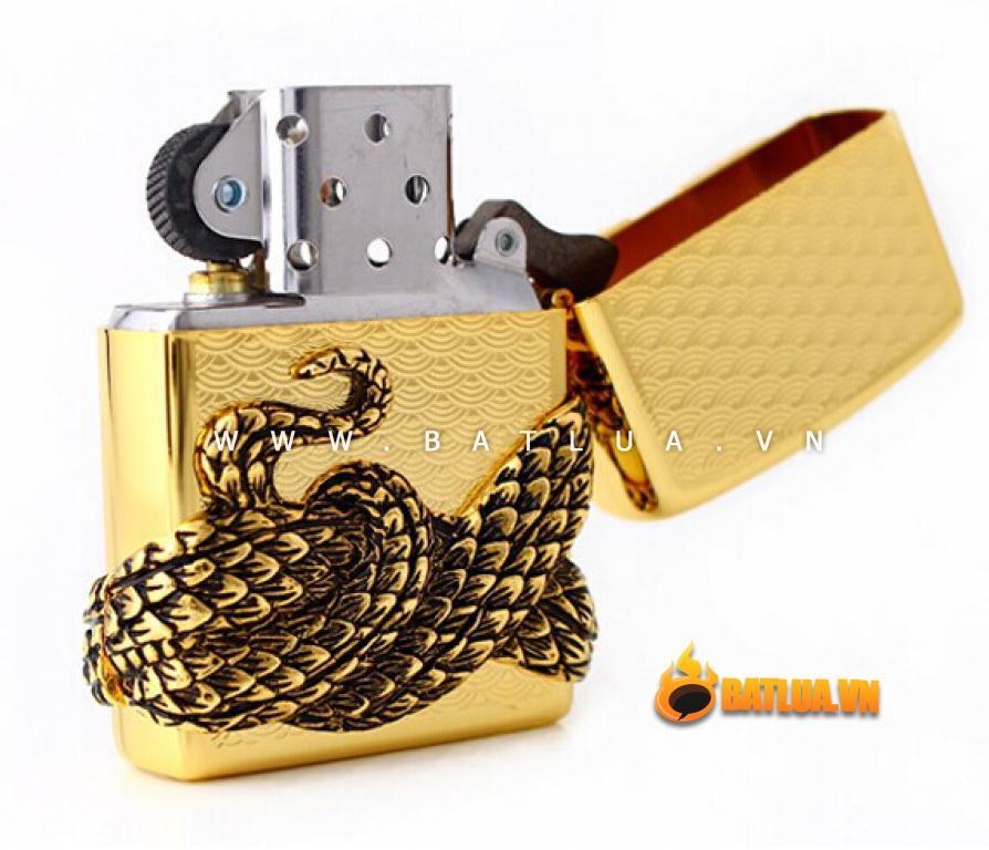 Bật lửa Zippo vàng bao phủ  mãng xà quấn quanh