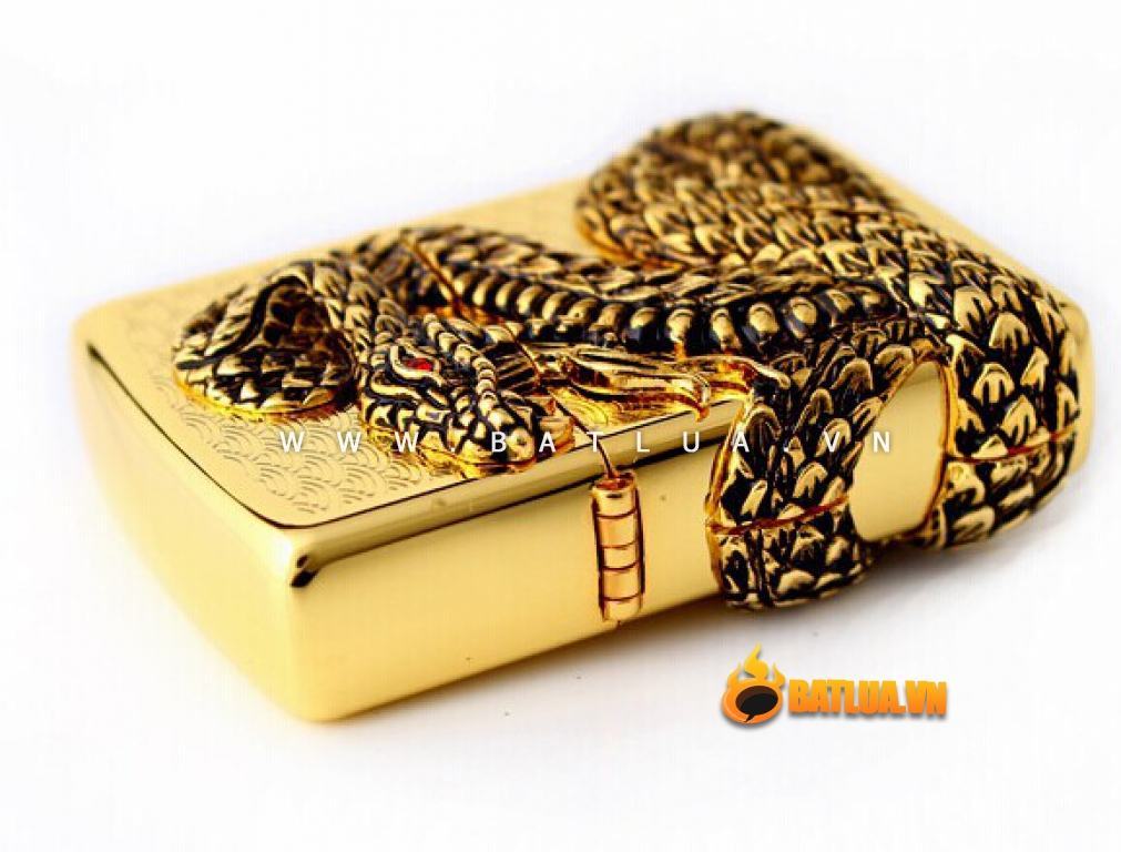 Bật lửa Zippo vàng bao phủ  mãng xà quấn quanh