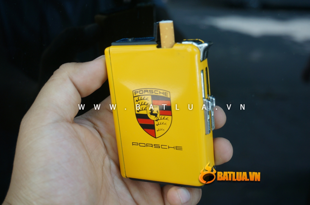 Hộp đựng thuốc lá đa năng kiêm bật lửa mang nhãn hiệu xe hơi nổi tiếng PORCHE màu vàng
