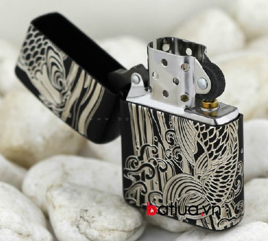 Bật lửa zippo đen in hoa văn cá chép Ver 1