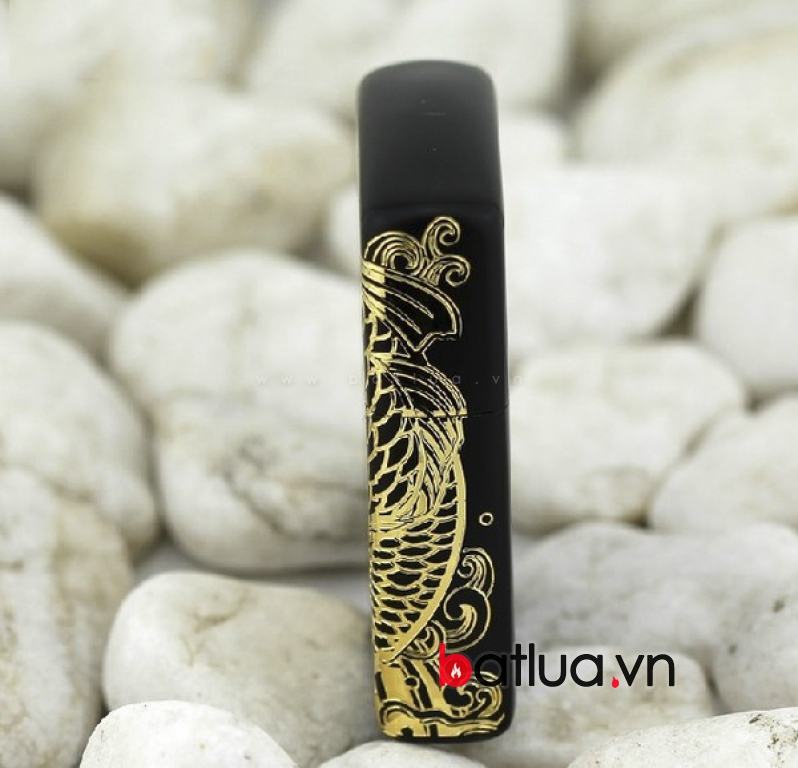 Bật lửa zippo đen in hoa văn cá chép