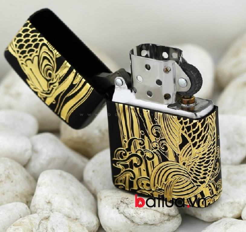 Bật lửa zippo đen in hoa văn cá chép