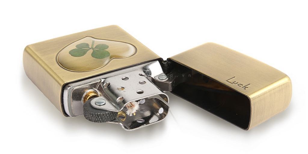 Bật lửa zippo đồng khắc cỏ bốn lá