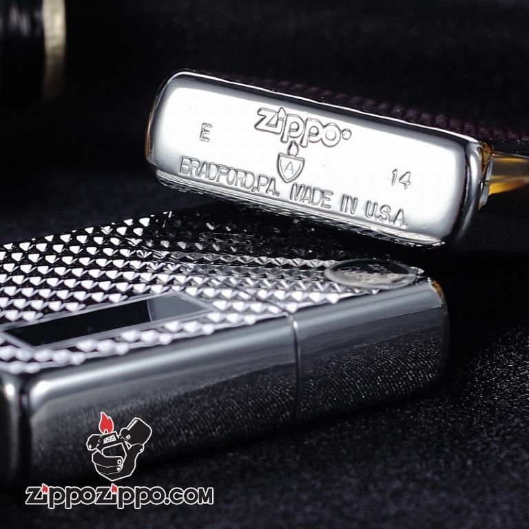 Bật lửa ZIppo hoa văn  vát chéo nổi bao quanh